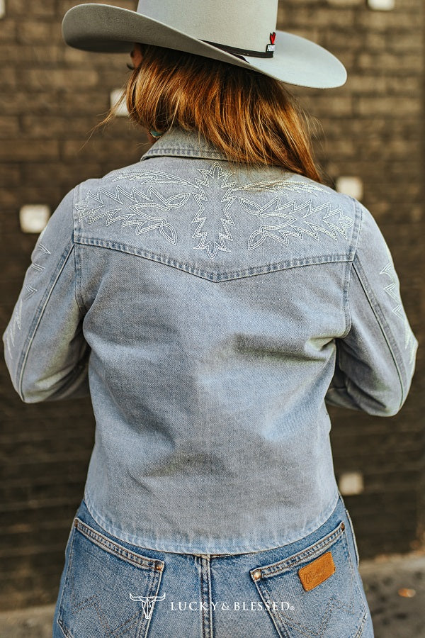 MID-WASH DENIM BOOT STITCH CONCHO BUTTON JACKET