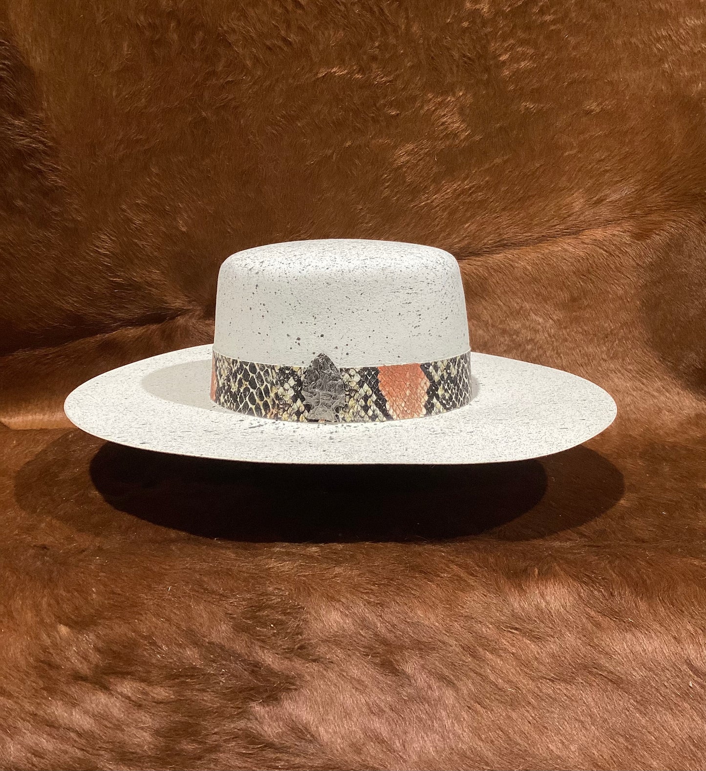 ATWOOD OPEN CROWN WHITE & BLACK FELT HAT - PYTHON BAND