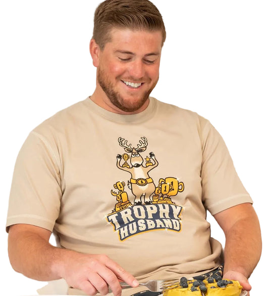 MEN'S "TROPHY HUSBAND" BUCK PJ TEE -GREY