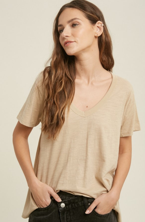 RELAXED COTTON V-NECK SHORT SLEEVE TOP in TAUPE